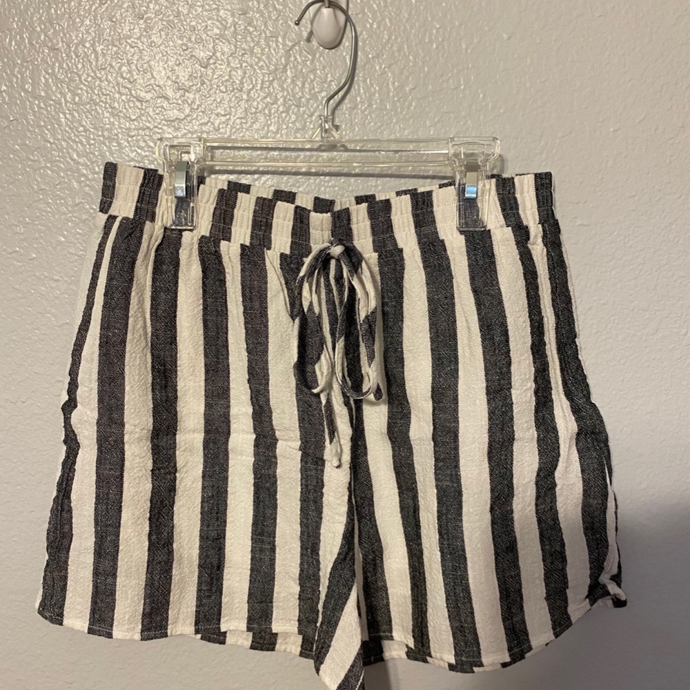FRANCESCA'S black and white front tie shorts
